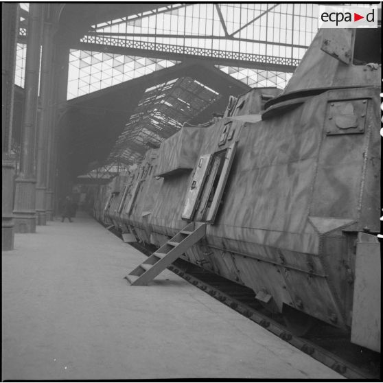 Exposition à la gare Saint-Lazare d'un train blindé allemand, "capturé" par les troupes de la 1re armée française en 1944.