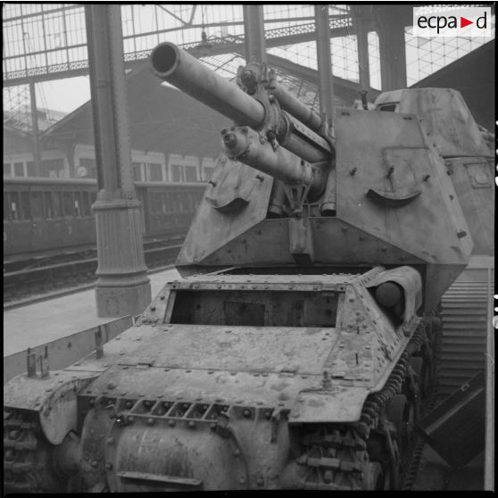 Exposition à la gare Saint-Lazare d'un train blindé allemand, "capturé" par les troupes de la 1re armée française en 1944.