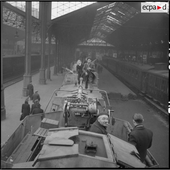 Exposition à la gare Saint-Lazare d'un train blindé allemand, "capturé" par les troupes de la 1re armée française en 1944.