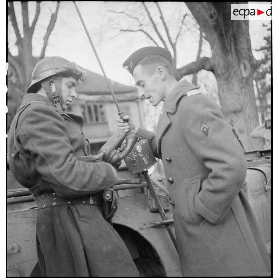 Un lieutenant, commandant le peloton spécial du 3e régiment de chasseurs d'Afrique (RCA), reçoit des ordres par radio.
