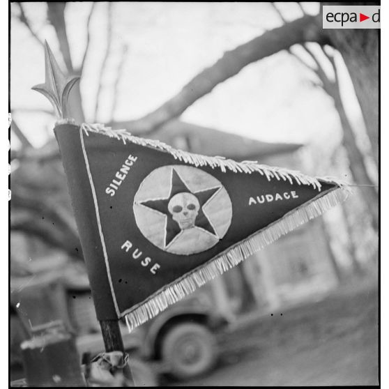 Le fanion du peloton spécial du 3e régiment de chasseurs d'Afrique (RCA), détaché à la 1re division blindée (DB), portant la devise de l'unité.