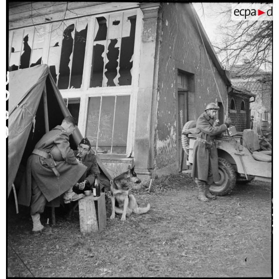 Le poste de commandement du peloton spécial du 3e régiment de chasseurs d'Afrique (RCA), installé dans une demeure abandonnée à Mulhouse.