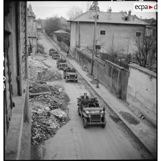 Le peloton spécial du 3e régiment de chasseurs d'Afrique (RCA) patrouille dans une rue de Mulhouse.