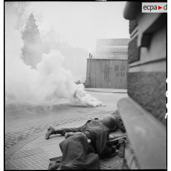 Des chasseurs du peloton spécial du 3e régiment de chasseurs d'Afrique (RCA) sont postés dans l'attente de monter à l'assaut d'une maison dans Mulhouse.