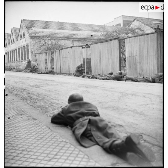 Des chasseurs du peloton spécial du 3e régiment de chasseurs d'Afrique (RCA) sont postés dans l'attente de monter à l'assaut d'une maison dans Mulhouse.
