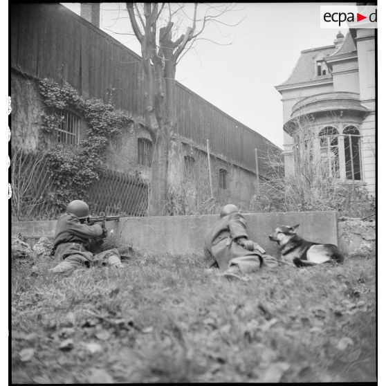 Dans Mulhouse, des chasseurs du peloton spécial du 3e régiment de chasseurs d'Afrique (RCA) sont postés face à une maison à laquelle ils vont donner l'assaut.