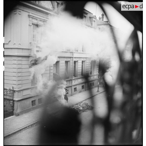 Des chasseurs du peloton spécial du 3e régiment de chasseurs d'Afrique (RCA) pénètrent dans un bâtiment de Mulhouse.