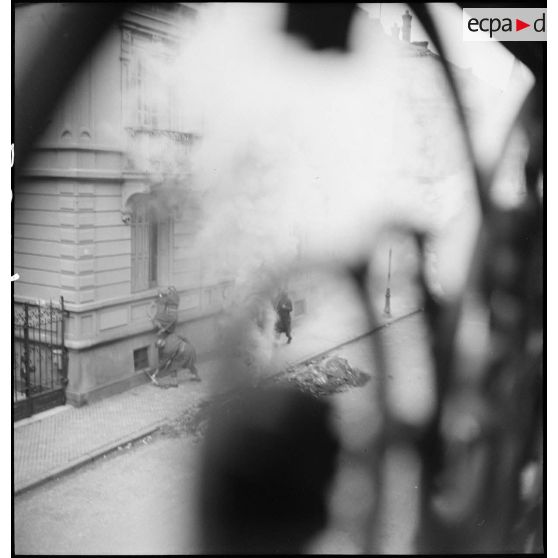 Des chasseurs du peloton spécial du 3e régiment de chasseurs d'Afrique (RCA) pénètrent dans un bâtiment de Mulhouse.