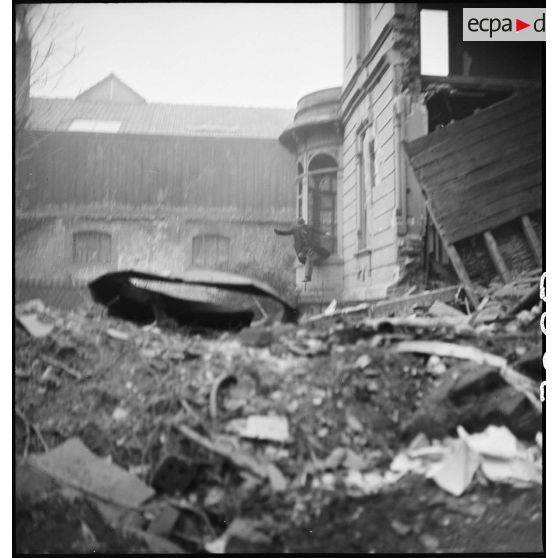 Un civil allemand s'échappe d'une maison à laquelle des chasseurs du peloton spécial du 3e régiment de chasseurs d'Afrique (RCA) donnent l'assaut.