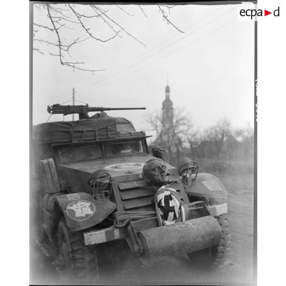 Village de Valff (Bas-Rhin) : un half-track de la 2e DB arbore plusieurs trophées de guerre.
