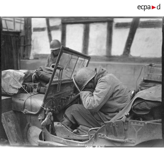 A Nordhouse (Bas-Rhin), un conducteur du 2e peloton du 4e escadron du Régiment blindé de fusiliers marins( RBFM) de la 2e division blindée (2e DB) s'est assoupi dans sa jeep.