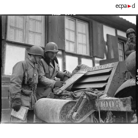 Le capitaine Robert d'Alançon, officier du renseignement, et le lieutenant Chevalier du 3e escadron du 12e régiment de chasseurs d'Afrique (12e RCA) étudient une carte sur le half-track radio baptisé Le Centaure.