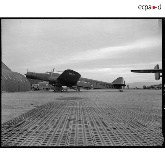 Avion de transport Dewoitine 338 sur la piste d'envol à Maison Blanche.