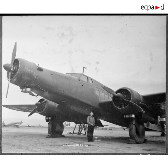 Avant d'un Dewoitine 338 sur la piste à Maison Blanche.