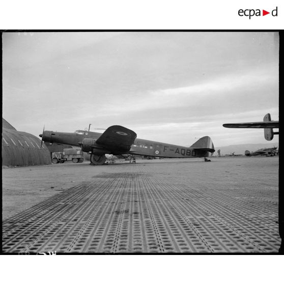 Avion de transport Dewoitine 338 sur la piste d'envol à Maison Blanche.