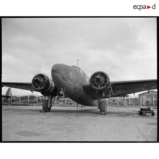 Lockheed C60 En attente sur la piste de Maison Blanche.
