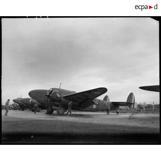 Lockheed C60 En attente sur la piste de Maison Blanche.