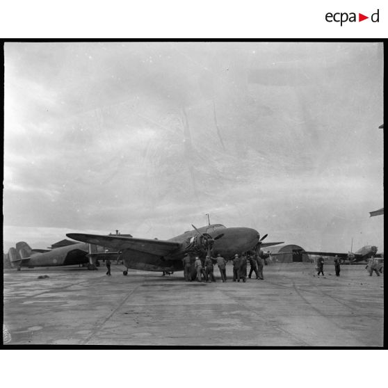 Lockheed C60 En attente sur la piste de Maison Blanche.