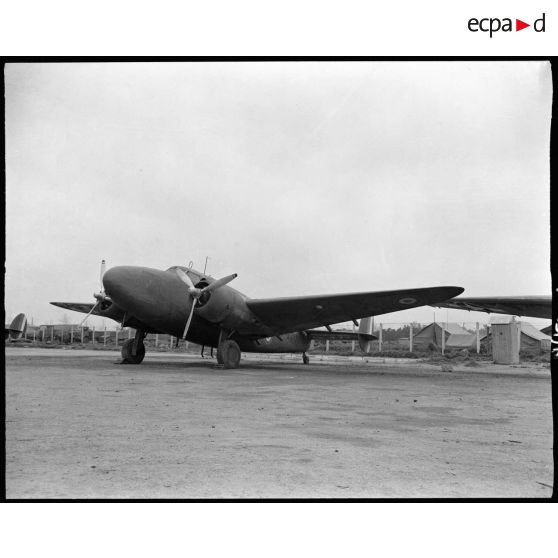 Lockheed 18 immatriculé F-ARIU sur la piste d'envol à Maison Blanche.