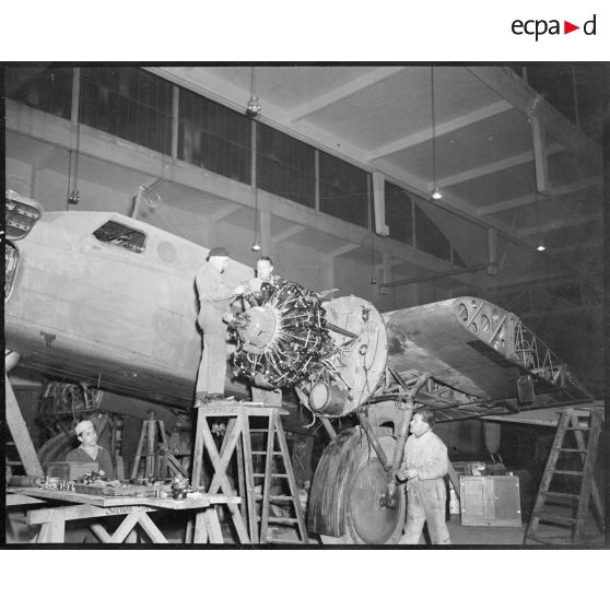 Adaptation nouvelle d'un moteur Pratt et Witley sur Dewoitine D-338 à Maison Blanche.