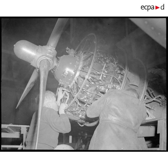 Révision de fond en comble d'un Lockheed 18 dans un hangar à Maison Blanche.