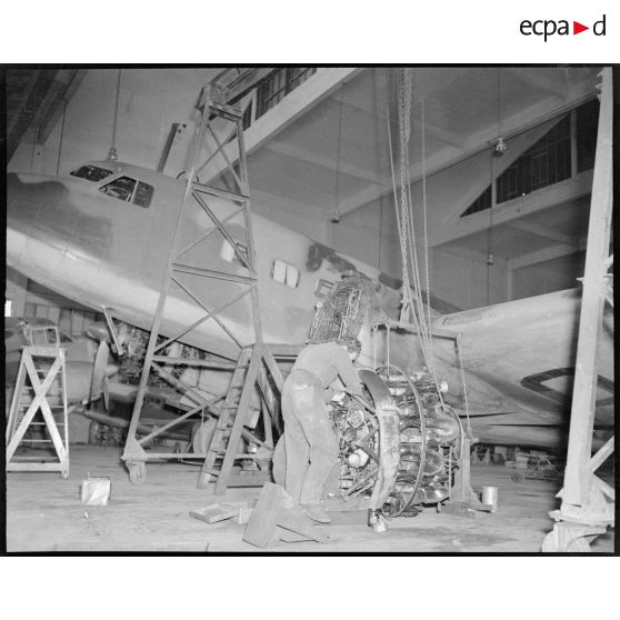Changement de moteur sur Bloch 220 dans un hangar à Maison Blanche.