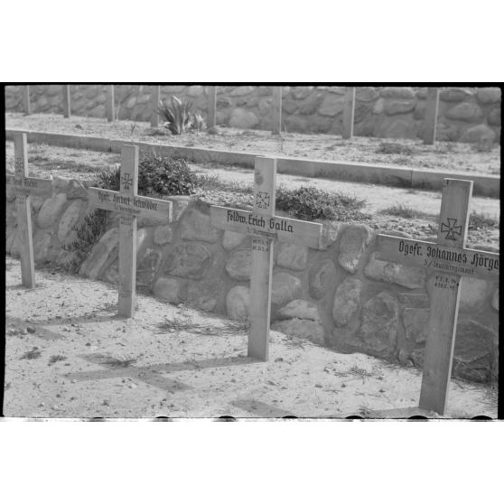 A Maleme en Crète, les tombes allemandes de parachutistes tombés lors de l'opération Merkur, nom de baptême de l'opération aéroportée allemande de l'invasion de la Crète.