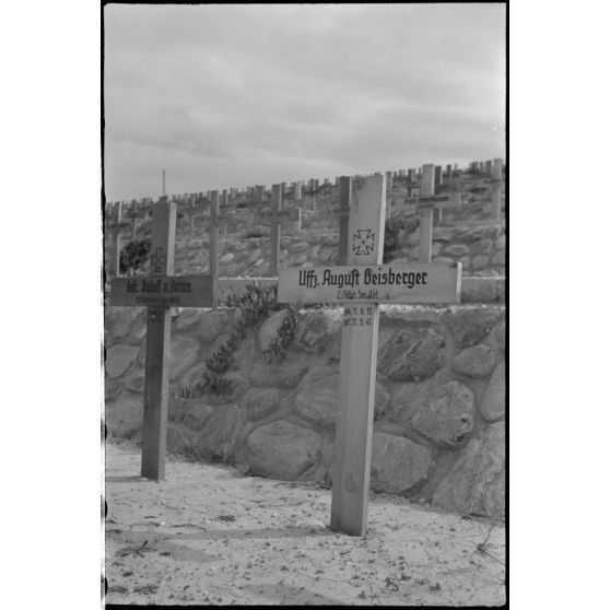 A Maleme en Crète, les tombes allemandes de parachutistes tombés lors de l'opération Merkur, nom de baptême de l'opération aéroportée allemande de l'invasion de la Crète.