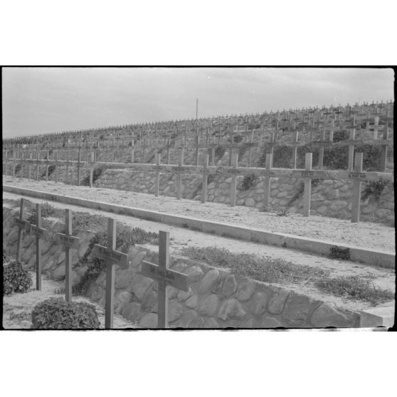 A Maleme en Crète, les tombes allemandes de parachutistes tombés lors de l'opération Merkur, nom de baptême de l'opération aéroportée allemande de l'invasion de la Crète.