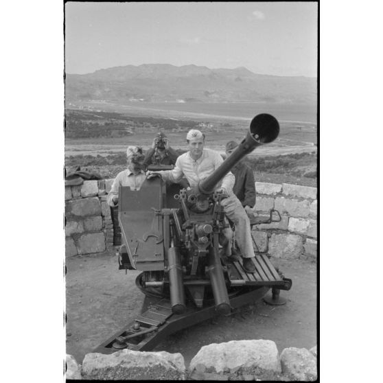 En Crète dans le secteur de Maleme, des artilleurs allemands derrière un canon de 3,7 cm FlaK 36.