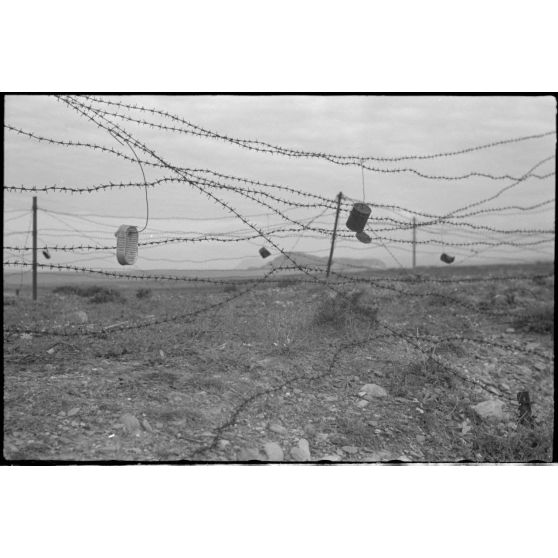 En Crète dans le secteur de Maleme, des barbelés non loin du littoral.