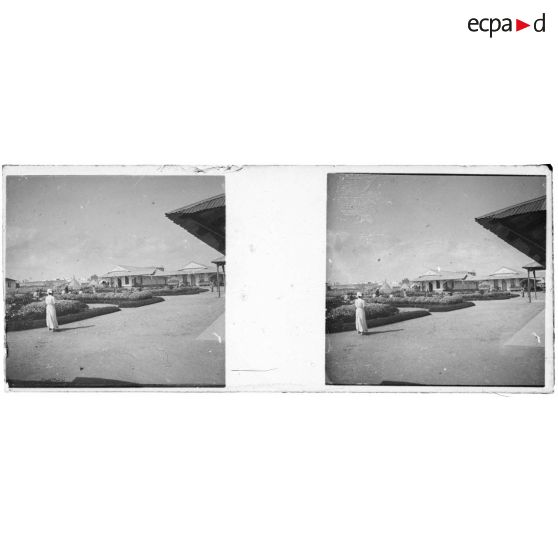 [Casablanca : bâtiments de l'hôpital militaire avec infirmière au premier plan]. [Légende d'origine]