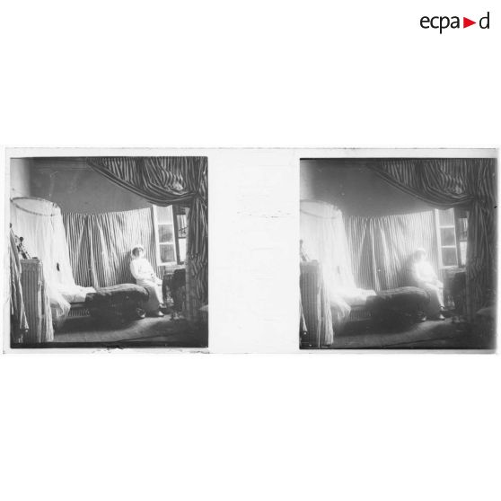 [Maroc : une infirmière dans un intérieur avec rideaux et moustiquaire]. [Légende d'origine]