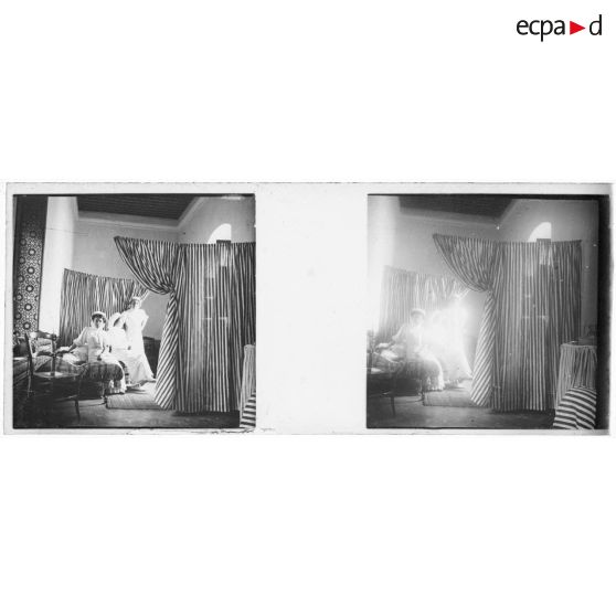 [Maroc : infirmières dans un intérieur avec rideaux]. [Légende d'origine]