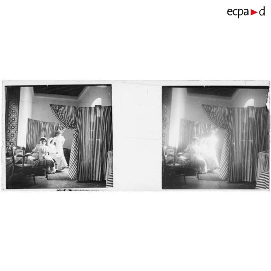 [Maroc : infirmières dans un intérieur avec rideaux].