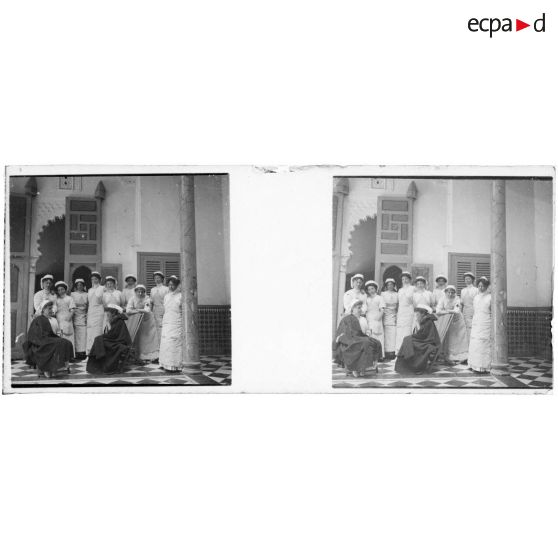 [Portrait de groupe d'infirmières européennes dans un intérieur marocain].