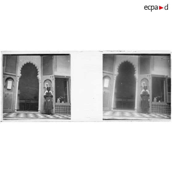 [Portrait de femme marocaine dans un intérieur].