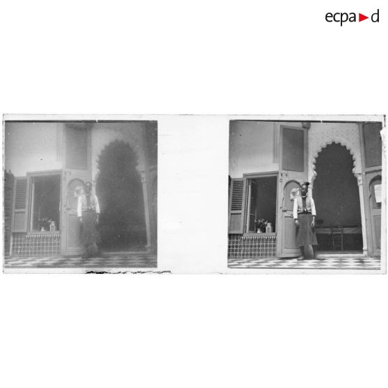 [Portrait d'homme marocain dans un intérieur]. [Légende d'origine]