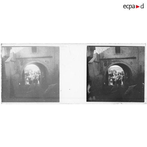 [Porte d'entrée d'une ville - Casablanca ? - avec port à l'arrière-plan].