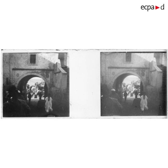 [Porte d'entrée d'une ville - Casablanca ? - avec port à l'arrière-plan].