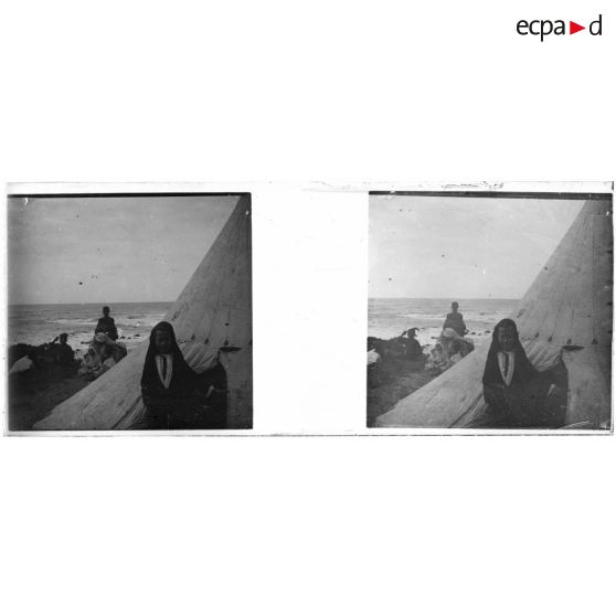 [Maroc : campement indigène en bord de mer].