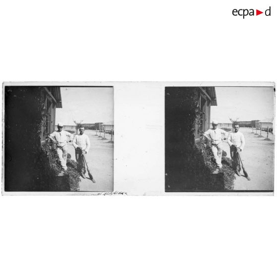 [Casablanca : deux soldats dont un avec un balai devant une baraque de l'hôpital militaire]. [Légende d'origine]