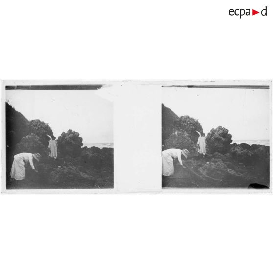 [Maroc : infirmière et indigène en bord de mer]. [Légende d'origine]