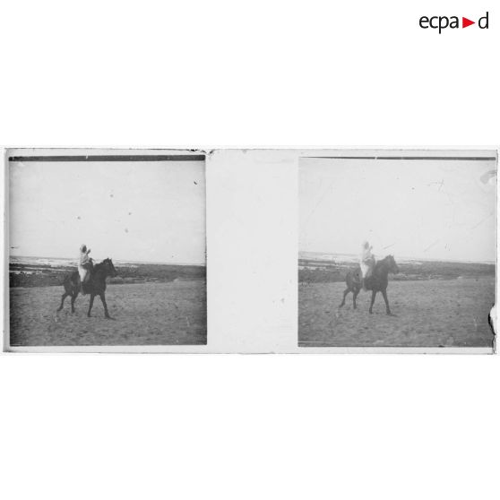 [Maroc : cavalier indigène en bord de mer]. [Légende d'origine]