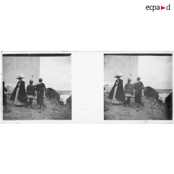[Maroc : Européenne et indigènes en bord de mer]. [Légende d'origine]
