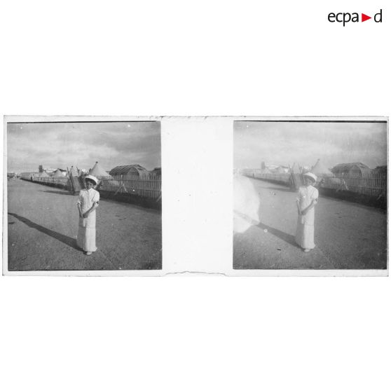 [Maroc : infirmière devant un campement de tentes]. [Légende d'origine]