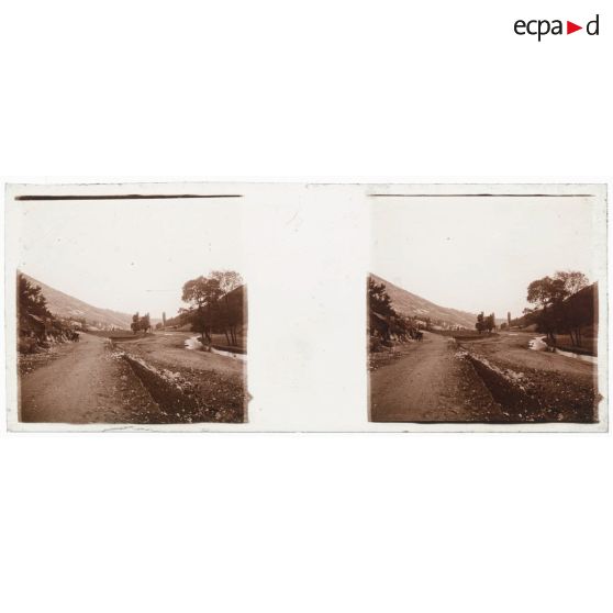 [Paysage avec cours d'eau et route].<br>