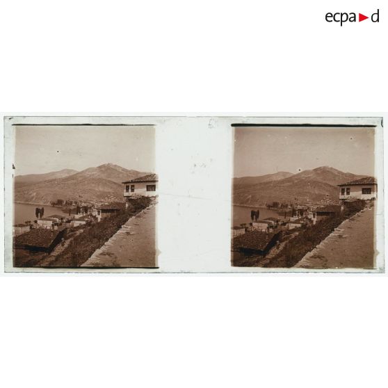 [Paysage avec village, montagne et étendue d'eau].<br> [Légende d'origine]