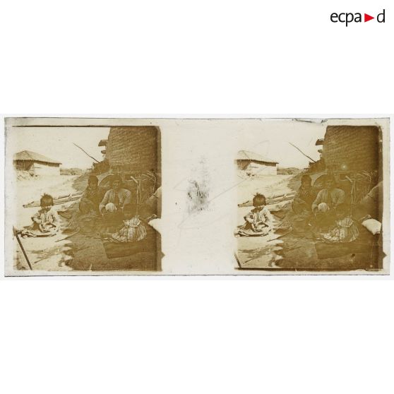 [Vie locale : femme et enfants à l'ombre d'un mur].<br> [Légende d'origine]