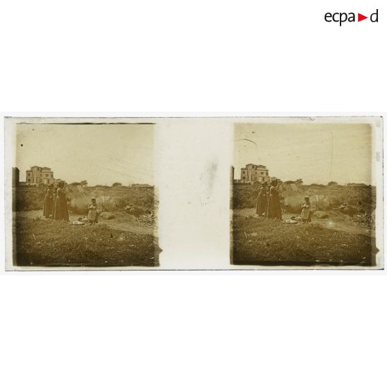 [Vie locale : groupe de femmes sur un chemin].<br>